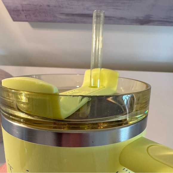 Stanley x CALIA Quencher H2.0 Tumbler 40 oz Pale Yellow Green Flowstate Straw - Picture 4 of 7